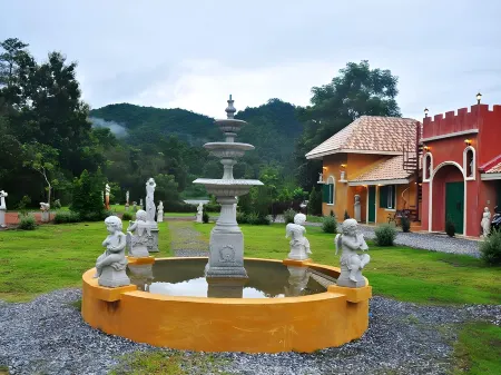 Cinque Terre Resort Отели рядом с достопримечательностью «Wat Khuan Khao Laem»