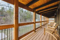 Cozy Hiker’s Retreat with Relaxing Hot Tub.