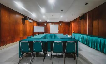 RedDoorz Plus at Neo Asri Hotel Megamendung Puncak Bogor
