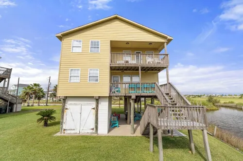 Galveston Beach House - 4Br Sleeps 12 - Steps to Gulf - Pets OK - Jacuzzi
