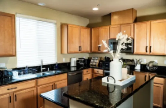 Eat-Sleep-Stroll-Repeat! Walkable Midtown 2BR Home リノのホテル