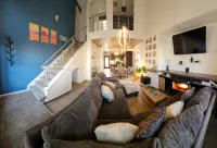 Desert Oasis, Spacious 4-bedroom house 2 king bed w/ Heated Pool & Jacuzzi