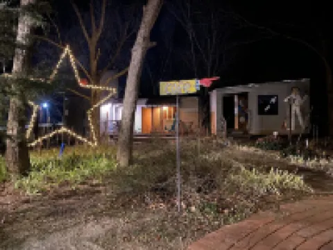 Eclectic & Spacious Guest Cottage (walk to downtown/pet friendly)