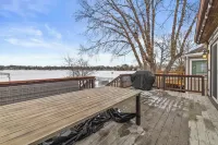 Charming 2-bedroom Lake House Directly on Cross Lake