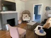 New Patio & Pergola, Near Shops/Restaurants, King Bed, Pet-Friendly Yard
