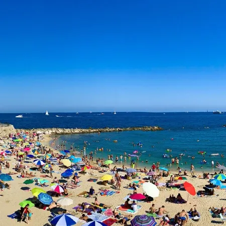 Casalionelantibes : Large Apartment with AC, King-Size Bed, Garden and Parking