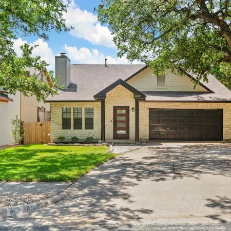 Quiet Hideaway w/ Pool, 20min to Austin TX