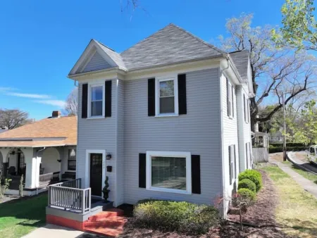 Cozy Home Centrally Located + Great Amenities