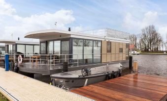 Houseboat with Stunning Views