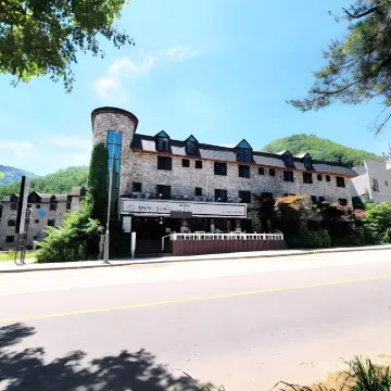 Seorak Mt., the East Sea and Hot Spring Hotels near Sinheungsa Temple