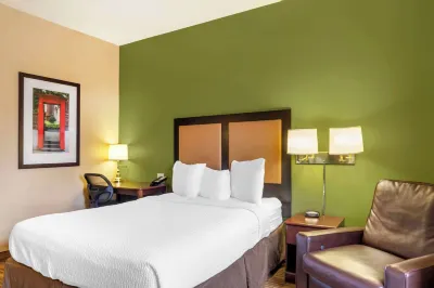 MainStay Suites Chicago Hillside Отели рядом с достопримечательностью «Публичная библиотека Бродвью»