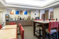 Comfort Inn & Suites DeLand - Near University - فطور