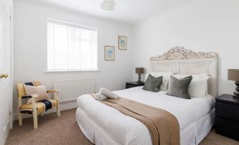 Spacious 4-Bed Seaside Retreat in Selsey