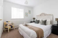 Spacious 4-Bed Seaside Retreat in Selsey Hotels in Selsey