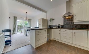 3Br Detached Bungalow w/Parking