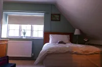 The Hollybush Inn and B&B Hotels in Fawsley