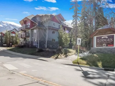 Spacious 3-Br Luxury Condo | Heated Pool + 3 Hot Tubs | Pool Table | Hm Theatre