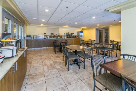 Comfort Inn & Suites Отели рядом с достопримечательностью «Tunnels Of Moose Jaw»