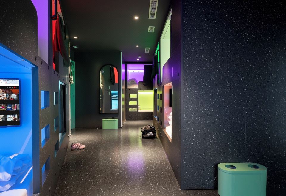 아미스타트 시 호스텔의 모던한 객실이나 공용 주방 이미지