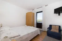 Apartments Jaksa Hotels near Vis