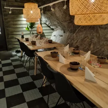 Cave Retreat - Sleeps 2 - Pets - Parking - Wifi