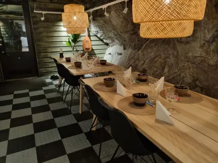 Cave Retreat - Sleeps 2 - Pets - Parking - Wifi