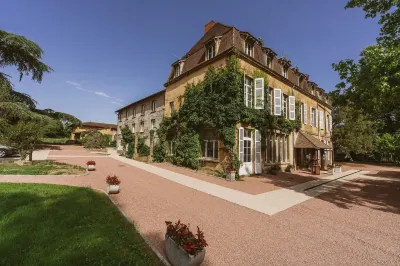 Logis Hôtels Château de La Barge Các khách sạn ở Julienas