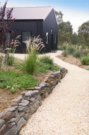 Ironbark Maldon, with outdoor spa and forest views Отели рядом с достопримечательностью «Historic Welsh Congregational Church - Maldon»