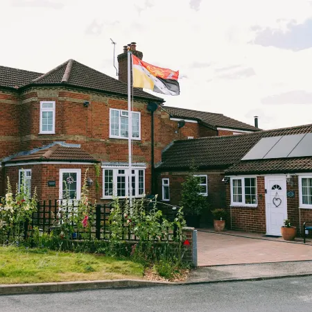 1 Bed Sleeps 3 Free Parking Pets Allowed