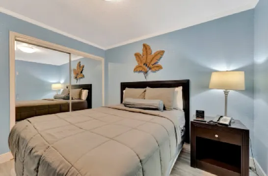 Sea La Vie, Peaceful Bayview Balcony & Heated Pool Hotels near Ben T Davis Beach