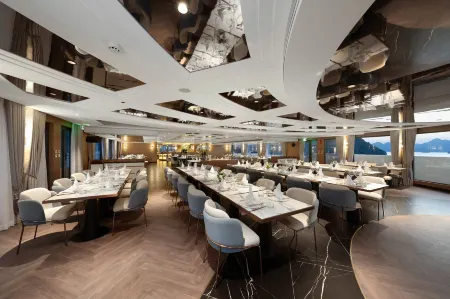 Grand Pioneers Halong Bay Cruise 1 Отели в г. Халонг