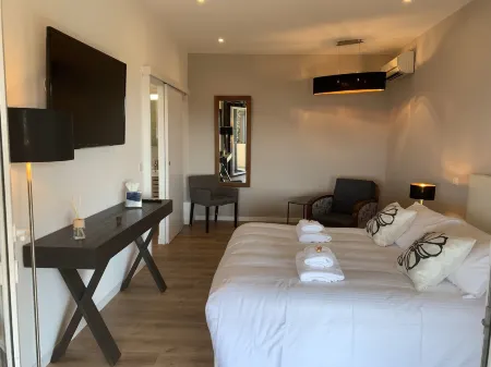 Swim Lodge Hotel Piscine privée ou Jacuzzi privé Отели в г. Сент-Люси де Порто-Векшио