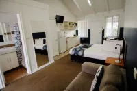 Canberra Ave Villas Hotels in Queanbeyan West