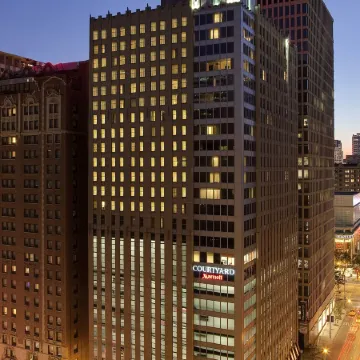 Courtyard Chicago Downtown/Magnificent Mile Отели рядом с достопримечательностью «Полевой Музей»