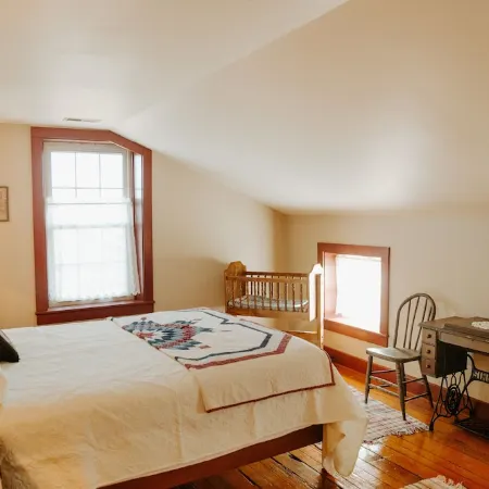 Experience Beautiful Pioneer Home In Nauvoo!