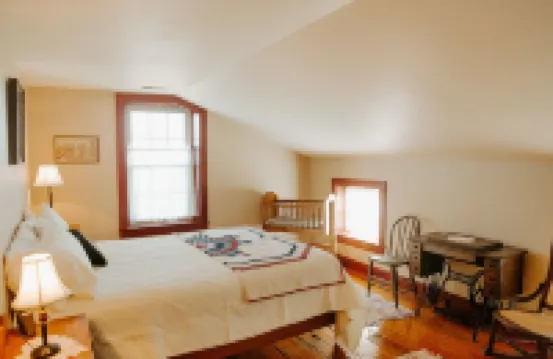 Experience Beautiful Pioneer Home In Nauvoo!