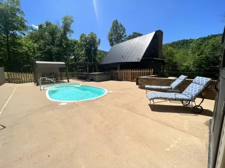 Serene, beautiful views w/ hot tub, fully equipped-20 minutes to Attractions