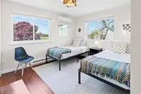Center of Town - Ideal for Beach, Golf & Tennis