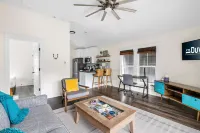 Modern Amenities and Outdoor Shower Delight - Cozy Coastal Retreat Hotel in zona Trader Joe's