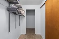 Charming Courtyard and Walkable Downtown Access - Unique Hideaway