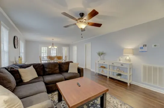 Close to Downtown with Fenced Yard and Deck - Cozy Retreat Hotels in Lexington