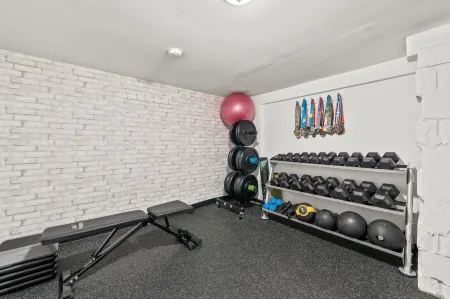 Spacious Apartment with Skyline Views and Backyard Terrace - Charming Oasis Отели рядом со станцией Ньюпорт