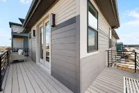 Spacious Kitchen and Breathtaking Mountain Views - Luxurious Escape