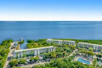 Updated ocean-view condo with 2 balconies, pool, hot tub, W/D, & AC Hotels in Tavernier