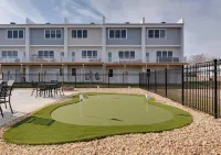 Modern 3-bedroom house in Colonial Beach with access to pool and private hot tub