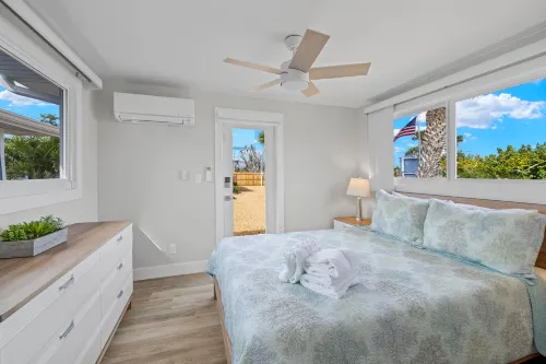 Chic Coastal Sanctuary - Free Bikes, Wifi, Beach Access Hotels in Sanibel