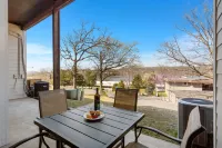 Two Decks and Seasonal Outdoor Pool - Charming Lakeside Retreat Hotels in Kimberling City