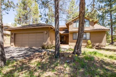 Gorgeous Golf Course Views and Private Hot Tub - Charming Retreat