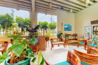 Chic oceanfront condo with full ocean views, pool & hot tub Hotels in Holualoa