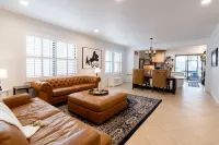 Spacious Open Floor Plan and Screened Patio Retreat - Charming Oasis